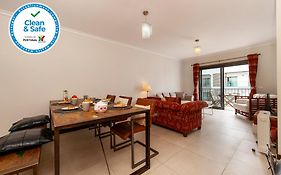 B04 - Luxury 2 Bed W Terrace Pool